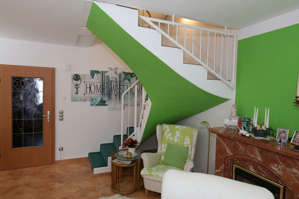 Alte Treppe im Altbau vor der Renovierung