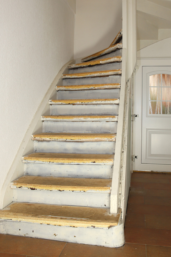 Abgenutzte alte Holztreppe vor der Renovierung