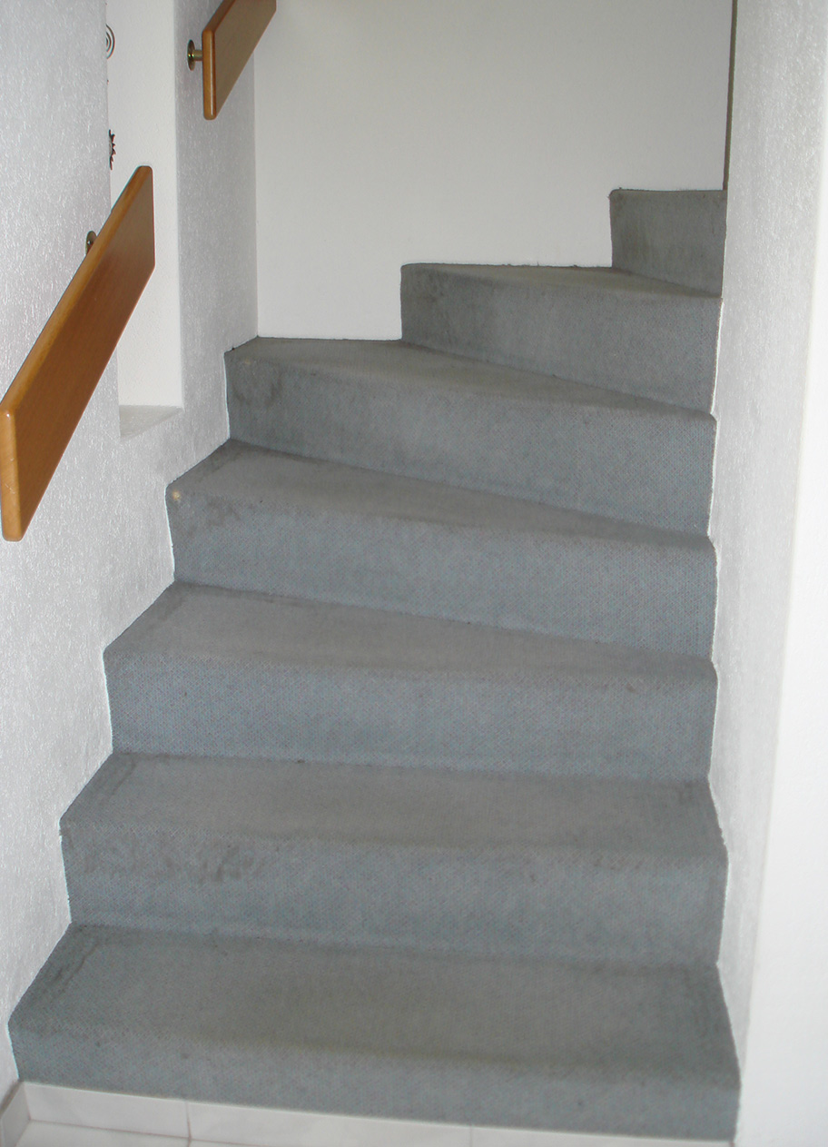 Alte abgenutzte Holztreppe vor der Renovierung