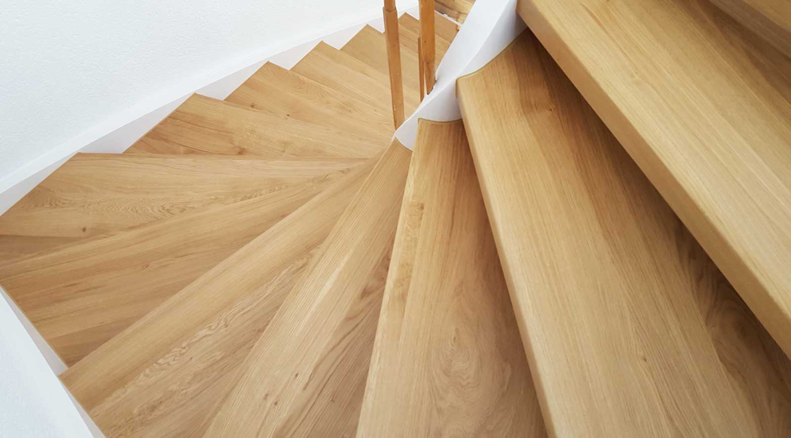 Massivholz-Renovierungsstufen auf einer Treppe