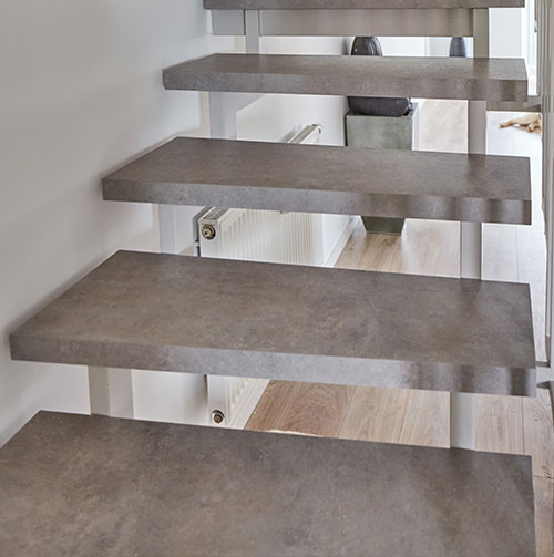 Dieselbe offene Treppe nach der Renovierung mit Blockstufen
