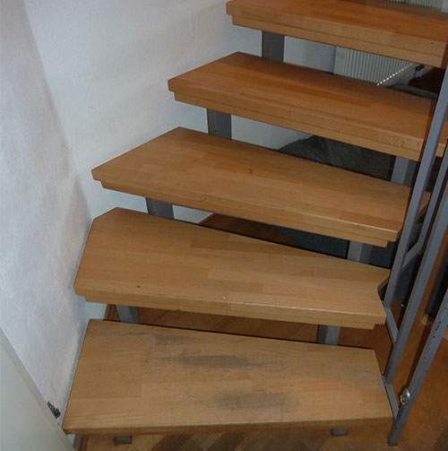 Offene Treppe mit abgenutzten Stufen vor der Renovierung