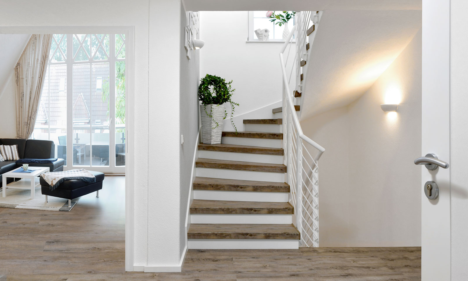 Renovierte Treppe mit rutschhemmenden Stufen und weißen Setzstufen