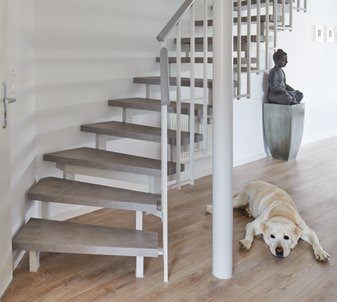Renovierte offene Treppe im modernen Wohnbereich