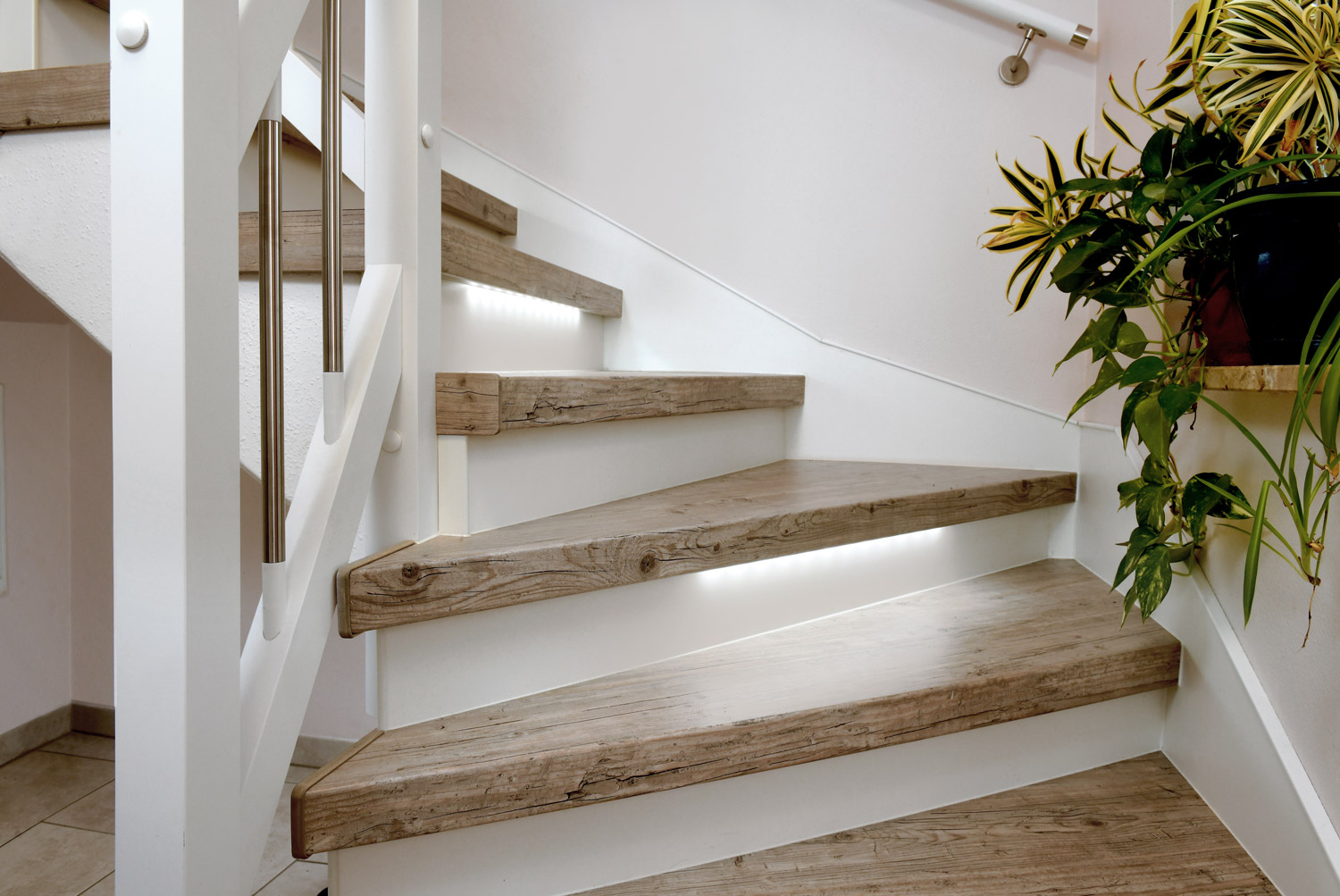 Treppe mit integrierter LED-Stufenbeleuchtung