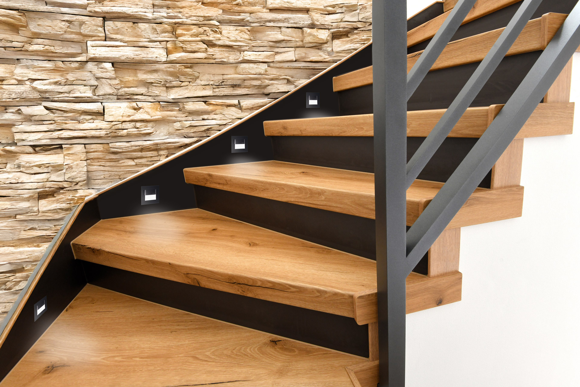 Treppe mit LED-Wangenbeleuchtung bei Nacht