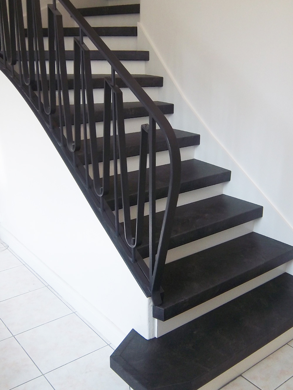 Renovierte Treppe mit Stufen im Dekor Anthrazit