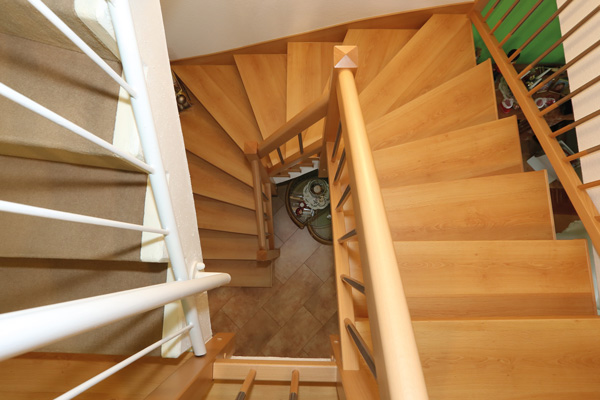 Renovierte Treppe mit Stufen in Buche
