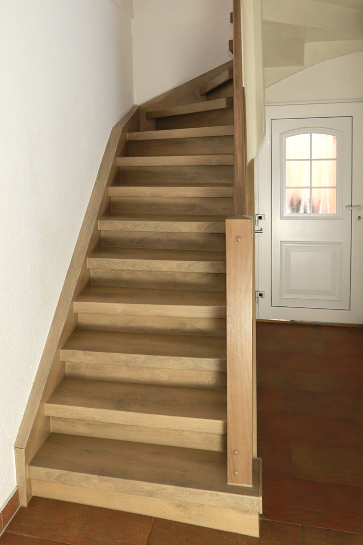Dieselbe Treppe nach der Renovierung im Dekor Kalkeiche