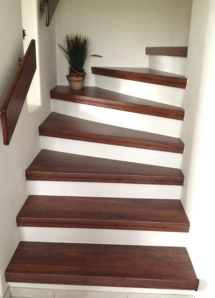 Dieselbe Treppe nach der Renovierung im Dekor Walnuss